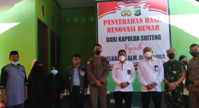 Polda Sulteng Serahkan Bantuan Rumah Untuk Istri Almarhum Ali Kalora